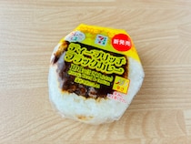 「なかなか本格的な味わい！」「温めると完全体になる！」【セブン】「ディープリッチブラックカレーおむすび」