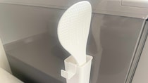 【ダイソー】110円の「フック付スリムボックス」がまさかの大活躍！しゃもじをスッキリ浮かせて置ける超便利キッチンハック