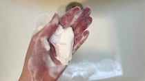  【キャンドゥ】110円の「水切りネット（ストッキングタイプ）」が活躍！小さくなった石けんを最後まで無駄なく使い切るエコ裏ワザ