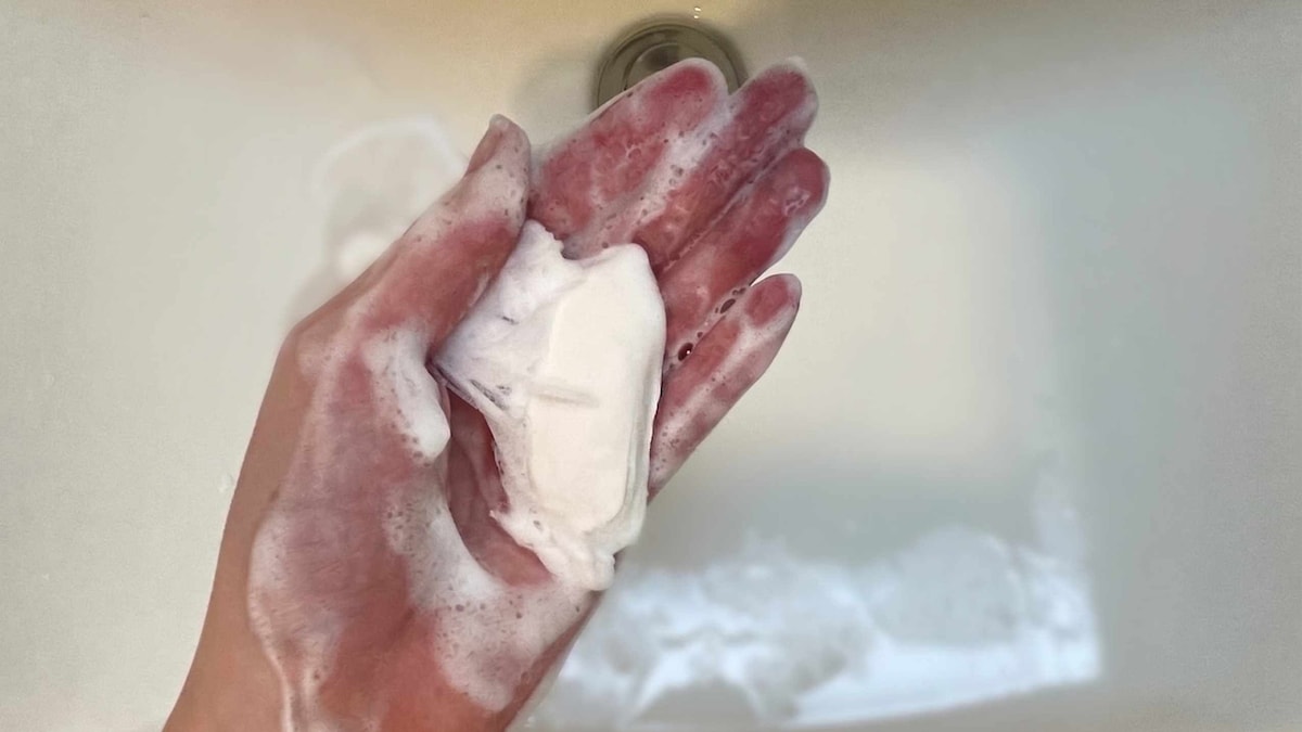  【キャンドゥ】110円の「水切りネット（ストッキングタイプ）」が活躍！小さくなった石けんを最後まで無駄なく使い切るエコ裏ワザ