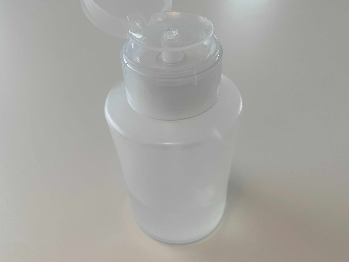 ディスペンサーの中に液状の食器用洗剤を入れる