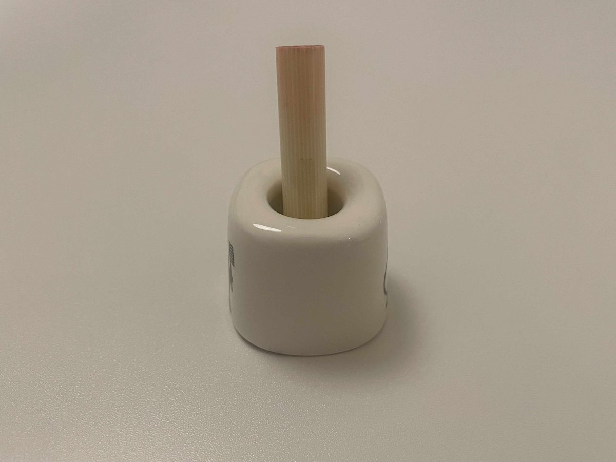 印鑑または短いボールペンを穴へ差す