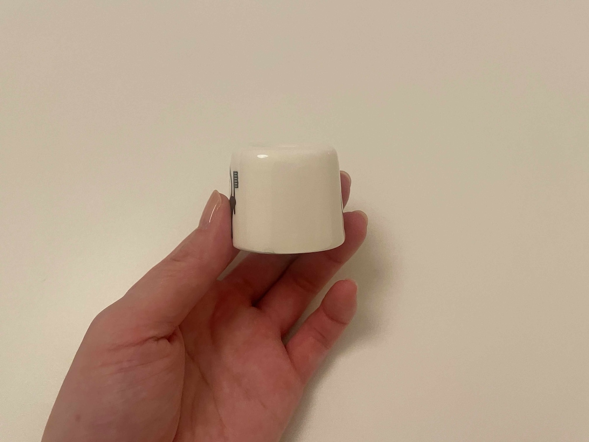 コロンとした丸みのあるシンプルな陶器製
