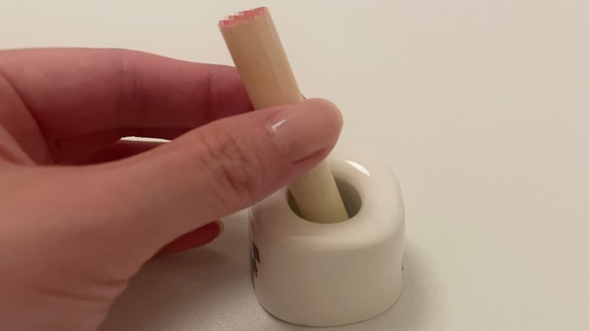 【キャンドゥ】110円の「陶器製歯ブラシスタンド」が玄関で大活躍!印鑑をスマートに立てるお片付けハック