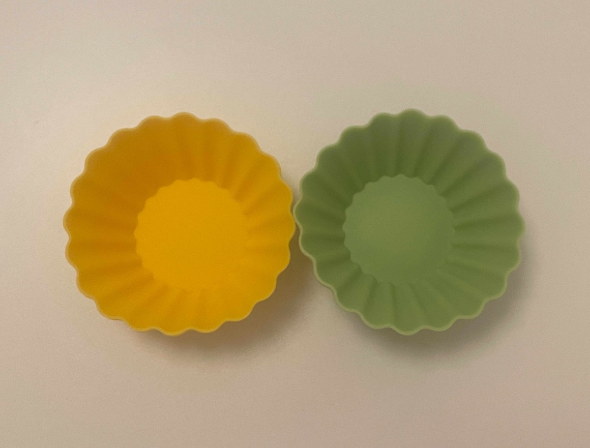 シリコンカップを作業台の上にいくつか並べる