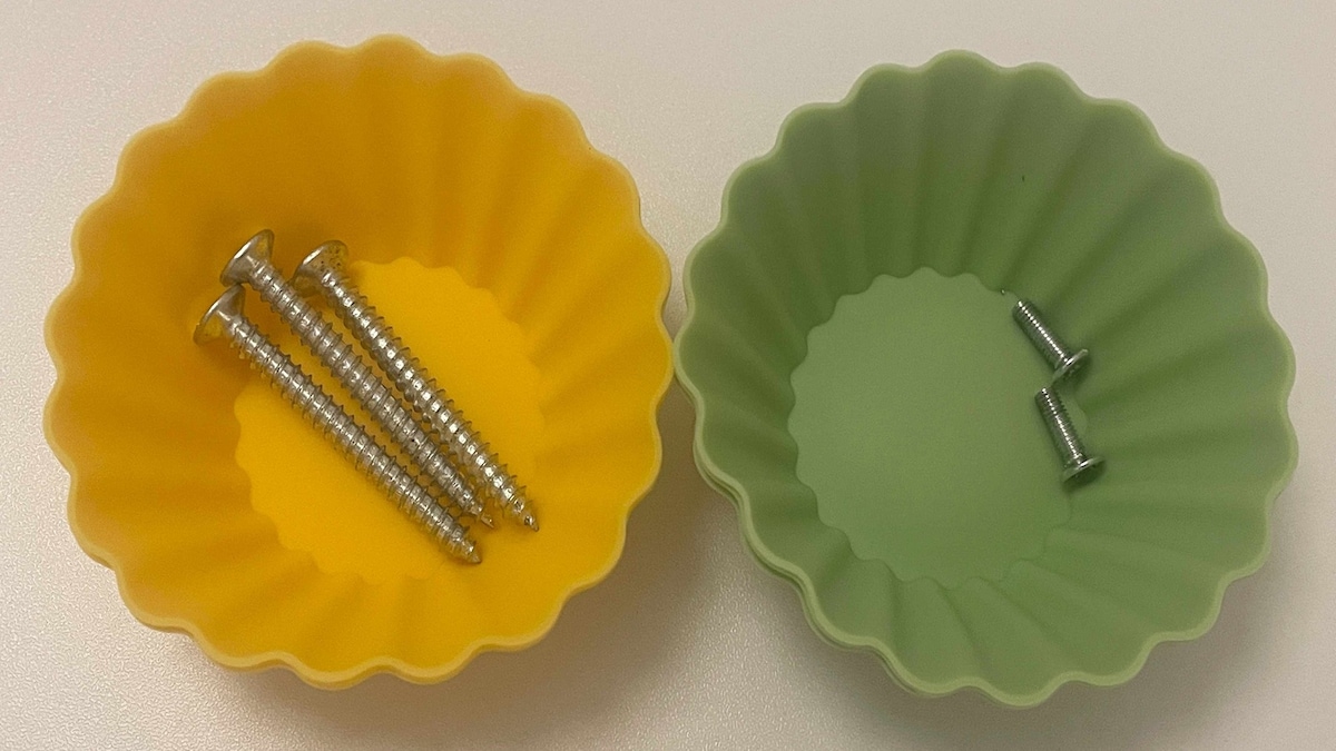 【ダイソー】110円の「シリコーンおかずカップ」がDIYで大活躍!細かなネジを紛失させない意外なパーツトレイ代用術