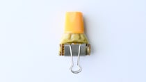 残り少ないチューブに挟むだけ！キャンドゥの「ダブルクリップ」で作る簡単チューブ絞り