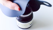 【セリア】固い瓶のフタが驚くほどスルッと開く！「シリコン鍋敷き」を使った意外な裏ワザ