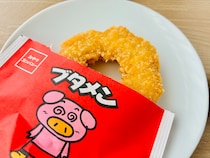 「パッケージが可愛い！」「新しいのに懐かしい味！」【セブン】「おかしなチキン（ブタメンとんこつ味）」
