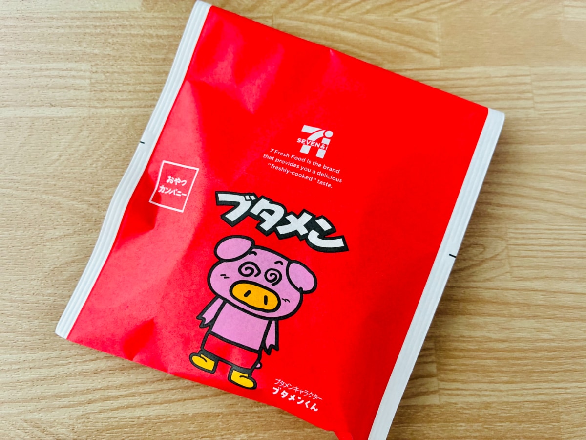 「パッケージが可愛い！」「新しいのに懐かしい味！」【セブン】「おかしなチキン（ブタメンとんこつ味）」