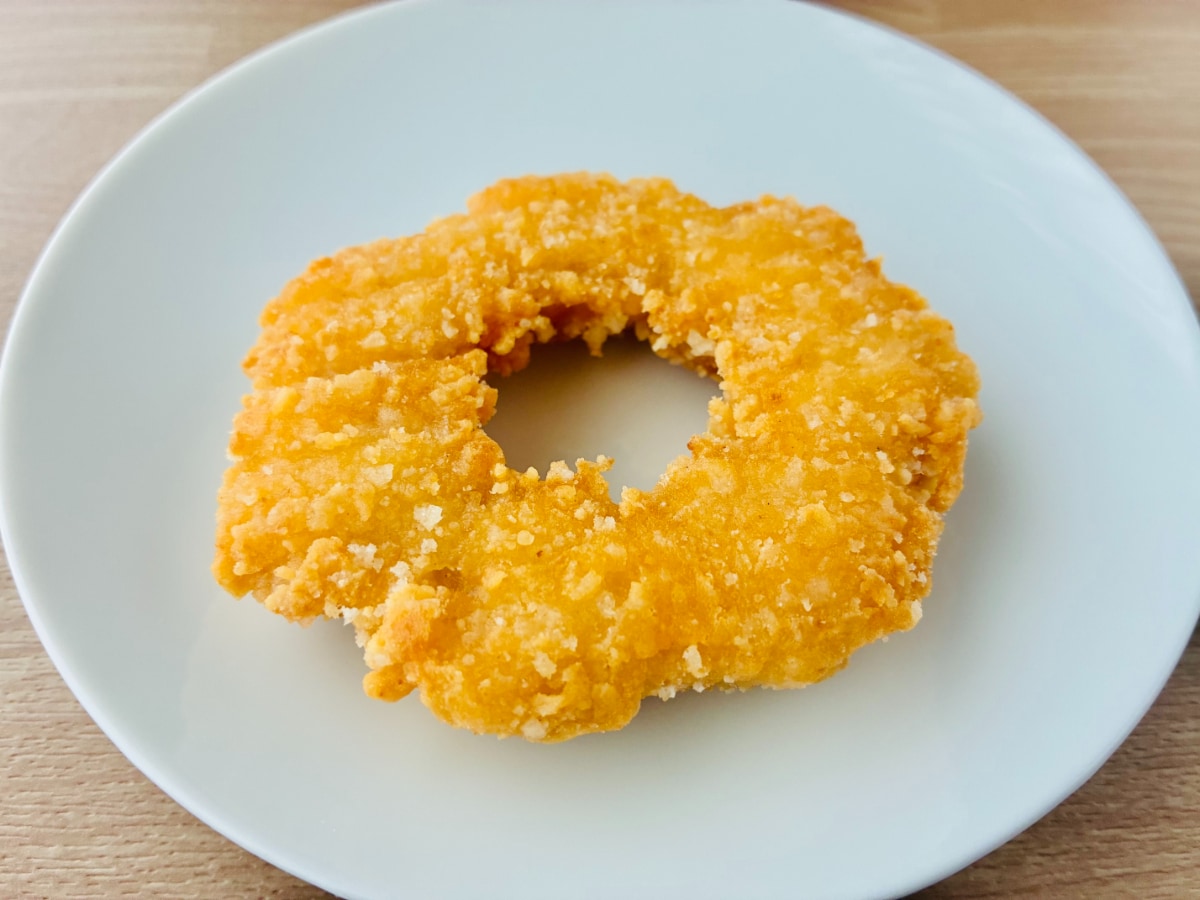 「パッケージが可愛い！」「新しいのに懐かしい味！」【セブン】「おかしなチキン（ブタメンとんこつ味）」