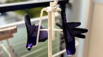 【100均】「シューズハンガー」の意外な使い道！ベランダで厚手のゴム手袋や雑巾をしっかり固定して乾かす裏ワザ