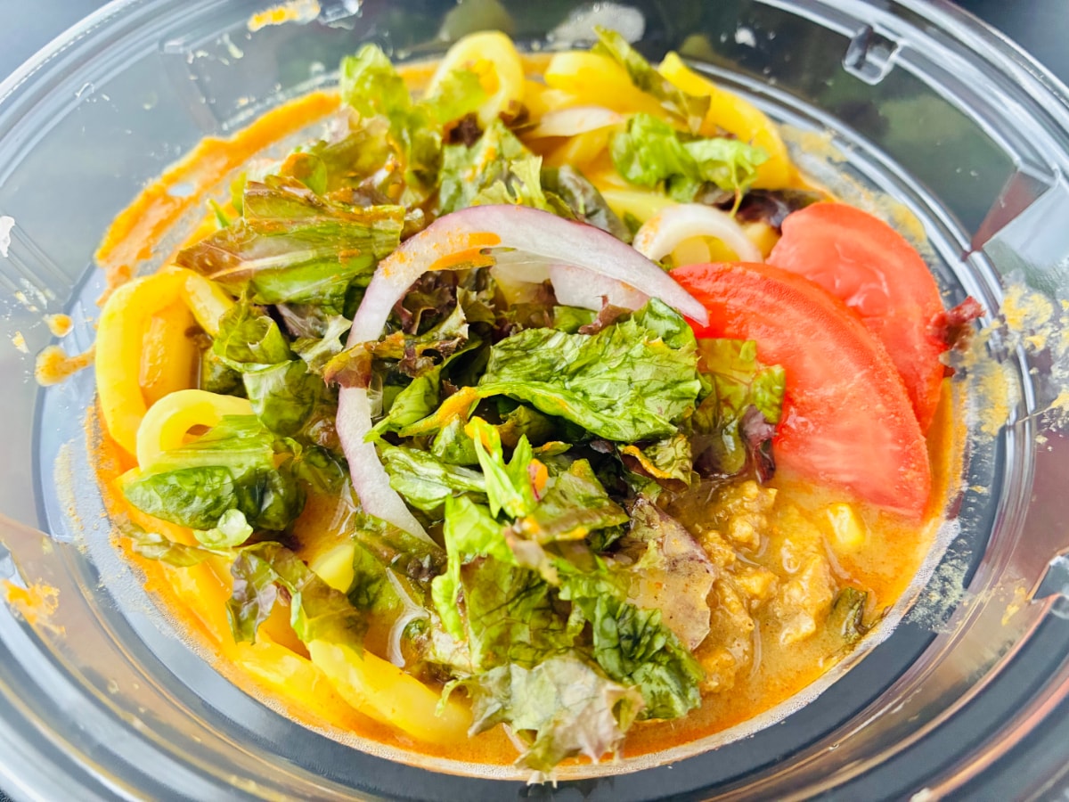 「めっちゃウマかったぞ！」「お野菜多めでよき！」【セブン】「スパイス香る冷かけカレーうどん 豆乳仕立て」