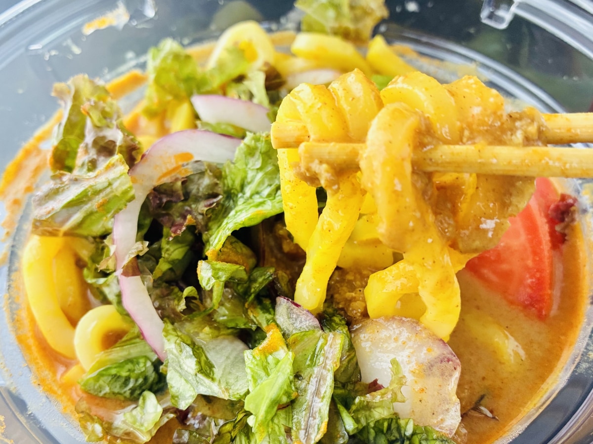 「めっちゃウマかったぞ！」「お野菜多めでよき！」【セブン】「スパイス香る冷かけカレーうどん 豆乳仕立て」
