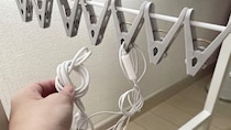【セリア】110円の「ピンチハンガー」が配線整理に大活躍！デスク周りの充電ケーブルをすっきり挟む意外な収納ハック