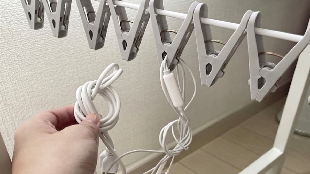 【セリア】110円の「ピンチハンガー」が配線整理に大活躍！デスク周りの充電ケーブルをすっきり挟む意外な収納ハック