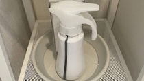 【セリア】110円の「ビオラデコ受皿」が洗面所で大活躍！洗剤の液だれ汚れを防ぐ意外なボトル置きハック