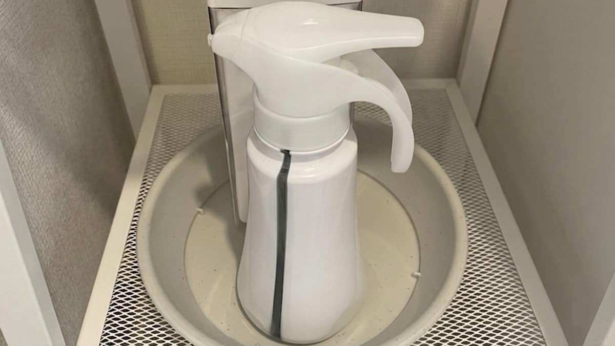 【セリア】110円の「ビオラデコ受皿」が洗面所で大活躍！洗剤の液だれ汚れを防ぐ意外なボトル置きハック