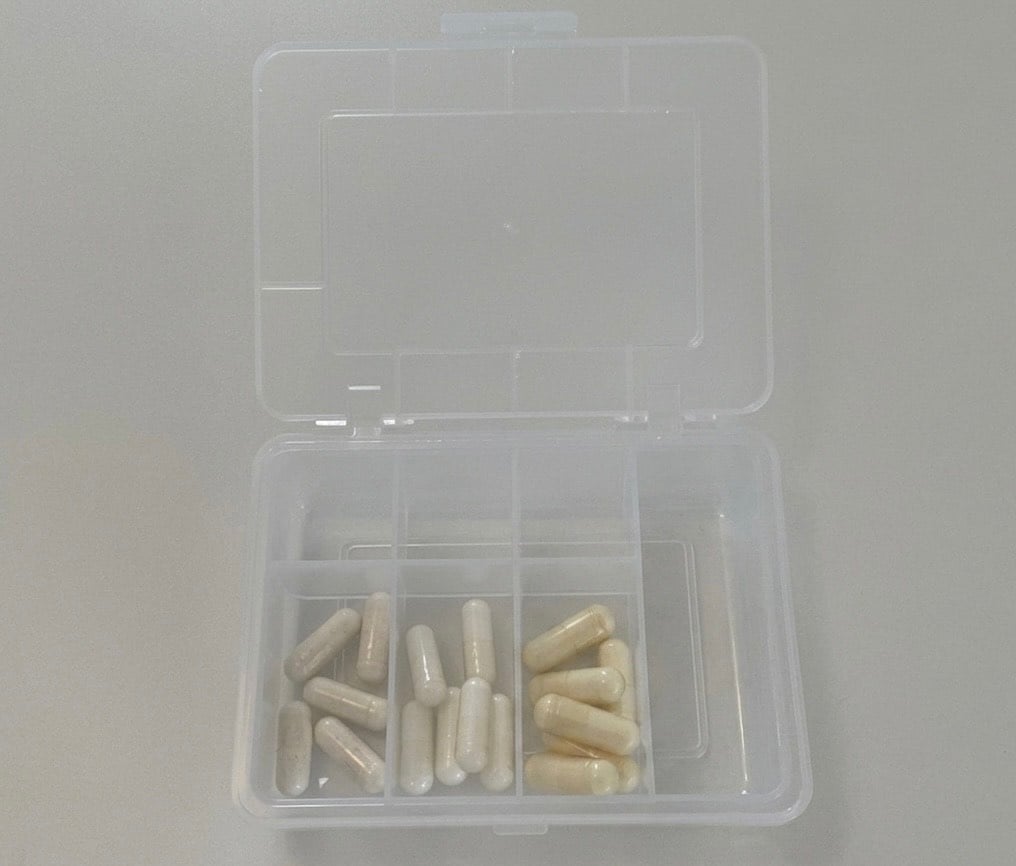 それぞれの仕切りに薬を入れる