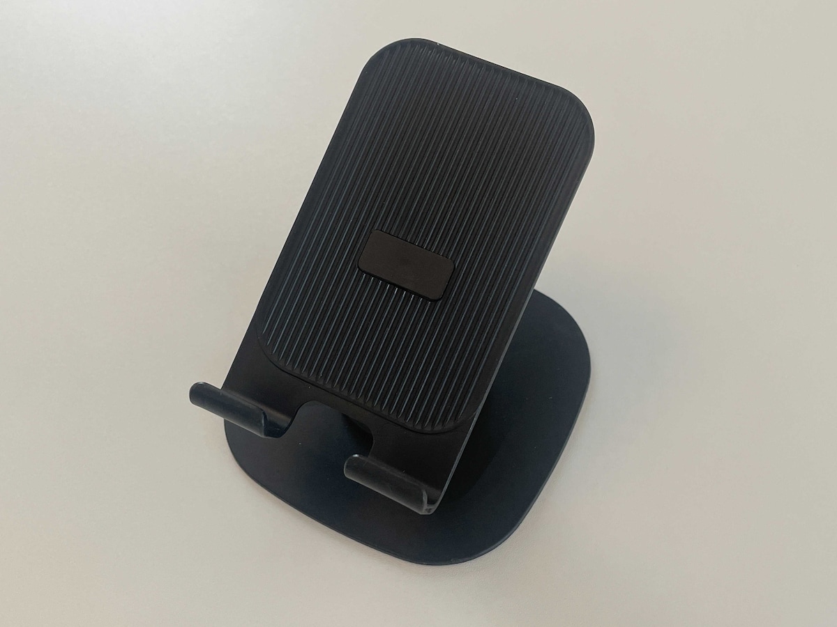 スマホスタンドを開き、見やすい角度にセットする