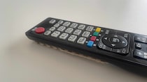 【100均】ダイソー「すべり止めシート」の意外な使い方！リモコン裏にピタッと貼って床のキズを防ぐ便利アイデア