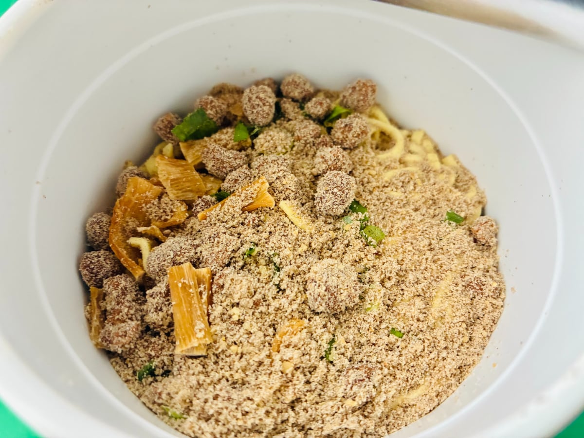 にんにくと醤油がガツン!背徳感のある味わい!【ファミマ】「麺屋極鶏 鶏だく だく郎」