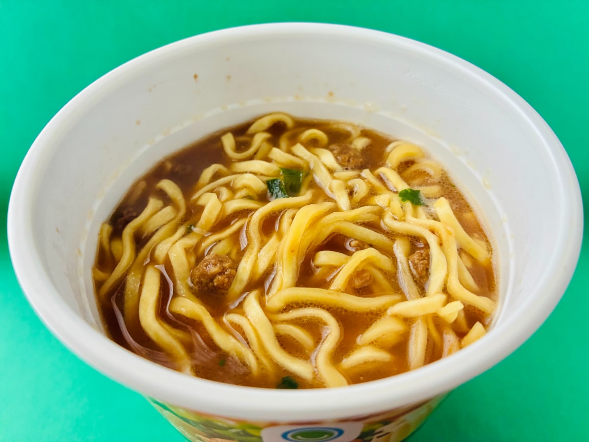 にんにくと醤油がガツン!背徳感のある味わい!【ファミマ】「麺屋極鶏 鶏だく だく郎」