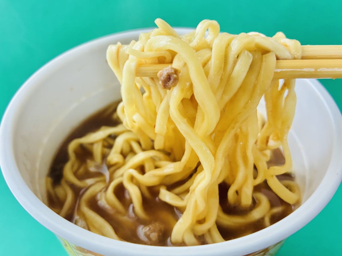 にんにくと醤油がガツン!背徳感のある味わい!【ファミマ】「麺屋極鶏 鶏だく だく郎」
