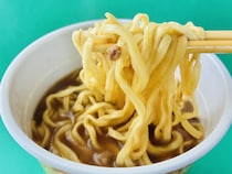 にんにくと醤油がガツン！背徳感のある味わい！【ファミマ】「麺屋極鶏 鶏だく だく郎」