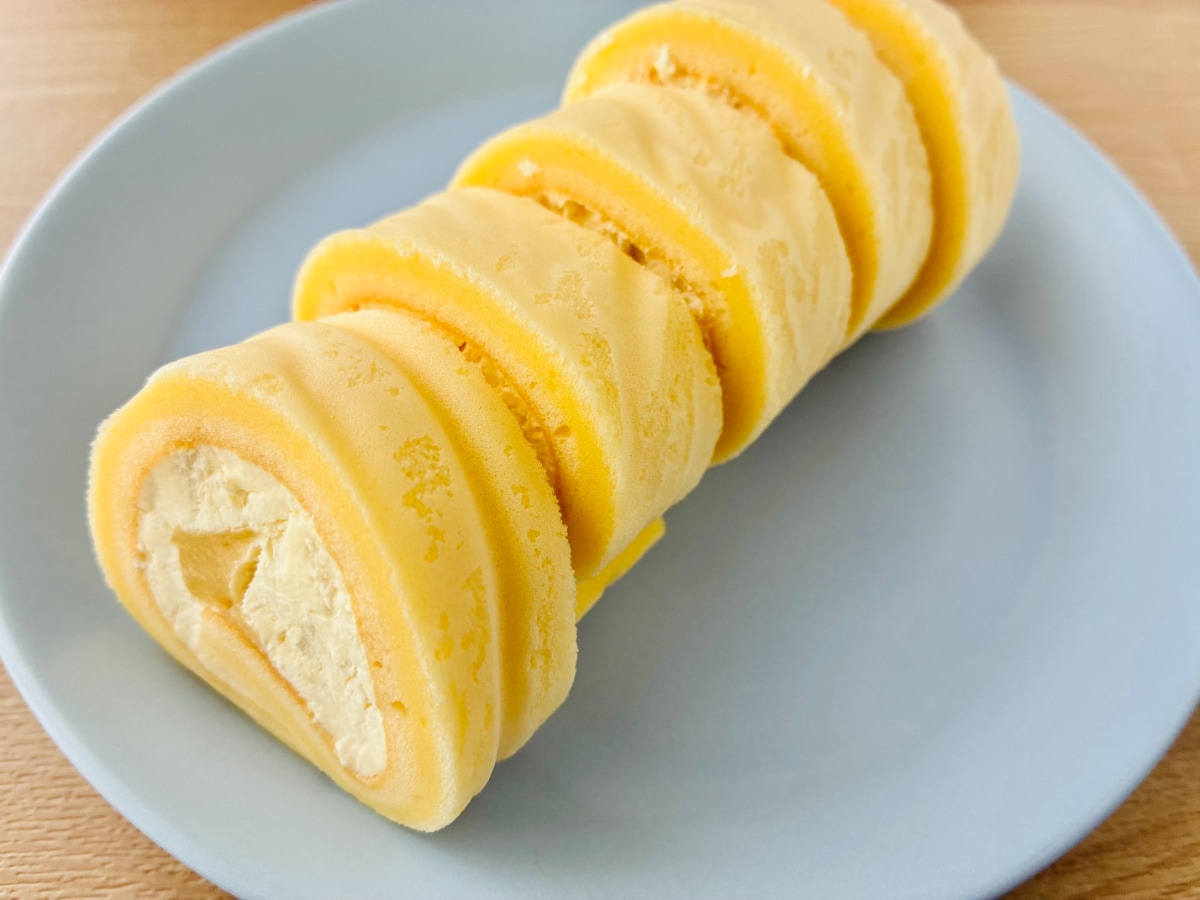 「めちゃくちゃ美味しかった!」「即買いした!」【ファミマ】「東京ばな奈 もっちりクリームロール ダブルバナナ味」