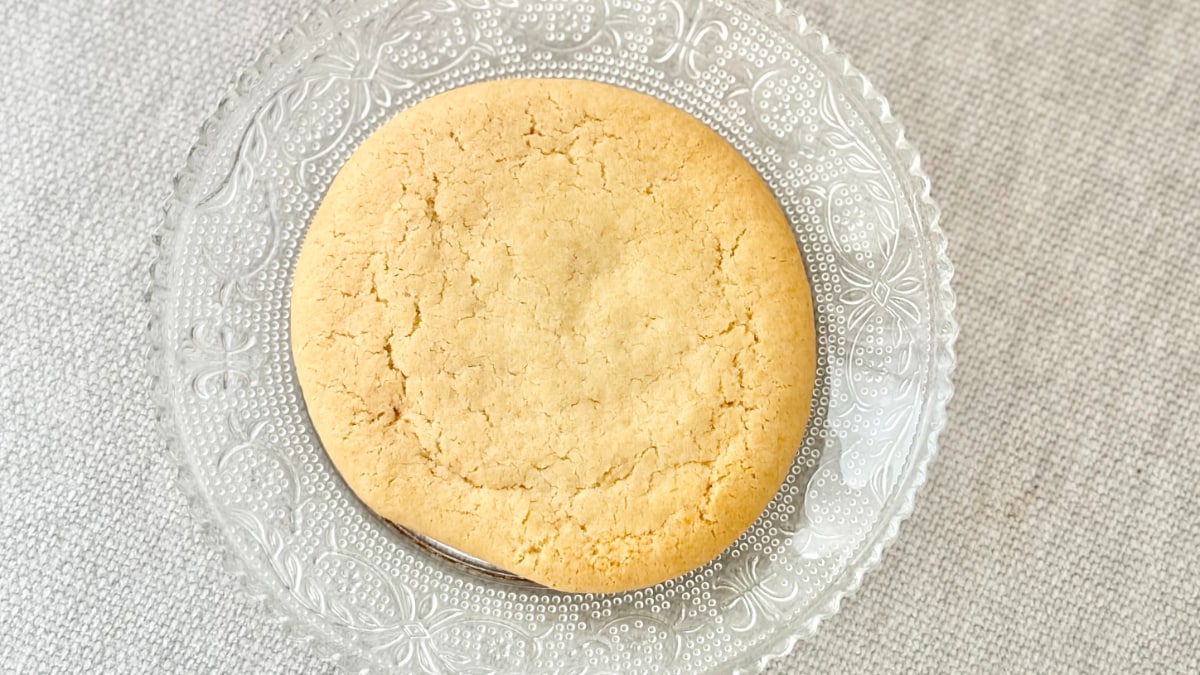 大きなクッキーの中に……【ファミマ×東京ばな奈】のお菓子は意外性あり