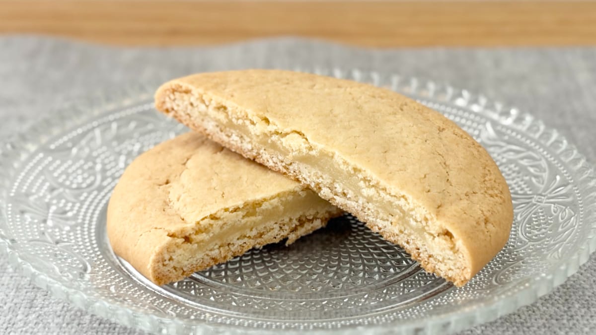 大きなクッキーの中に……【ファミマ×東京ばな奈】のお菓子は意外性あり