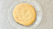 大きなクッキーの中に……【ファミマ×東京ばな奈】のお菓子は意外性あり