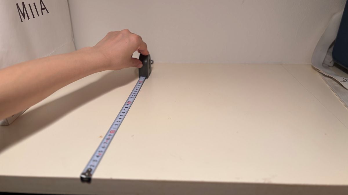【100均】もうクローゼットで雪崩が起きない！「ファイルスタンド」を使ったバッグのすっきり自立収納アイデア
