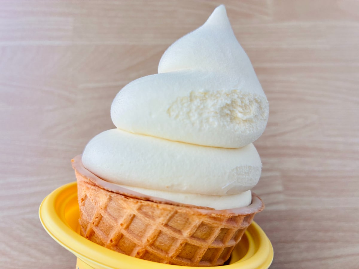 「さっぱりバナナ味！」「ほんと美味しかった！」【ファミマ】「ロッテ ワッフルコーン東京ばな奈」