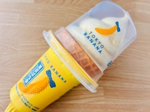 「さっぱりバナナ味！」「ほんと美味しかった！」【ファミマ】「ロッテ ワッフルコーン東京ばな奈」