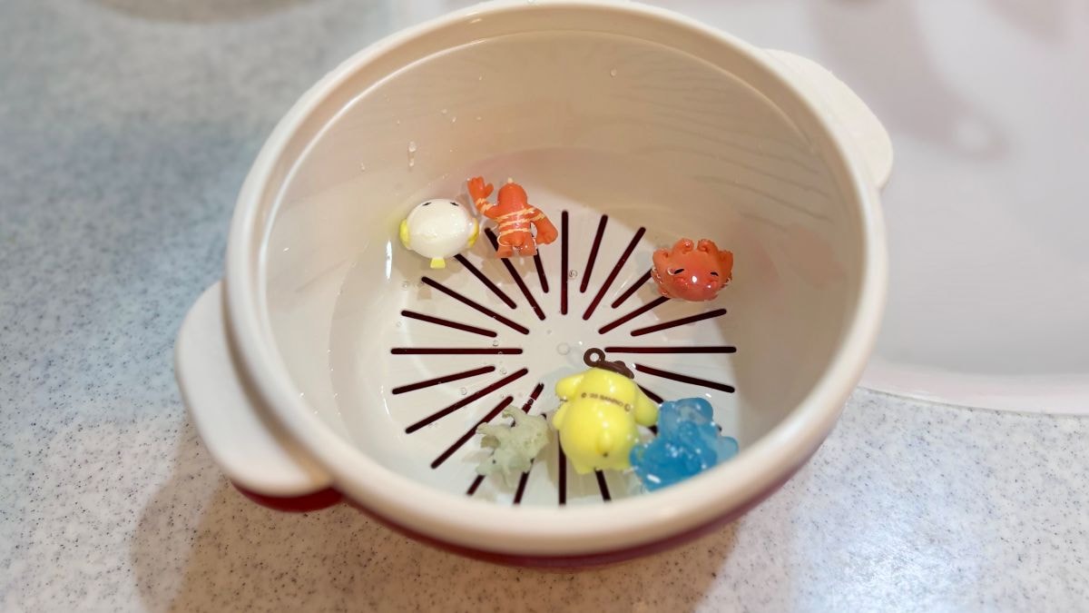 洗ったものが流れていかない! 100均の「電子レンジ調理器」が小物のまとめ洗い&水切りに大活躍