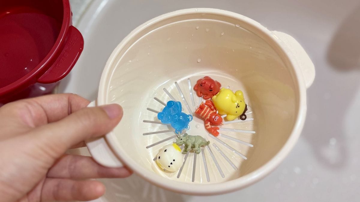 洗ったものが流れていかない! 100均の「電子レンジ調理器」が小物のまとめ洗い&水切りに大活躍