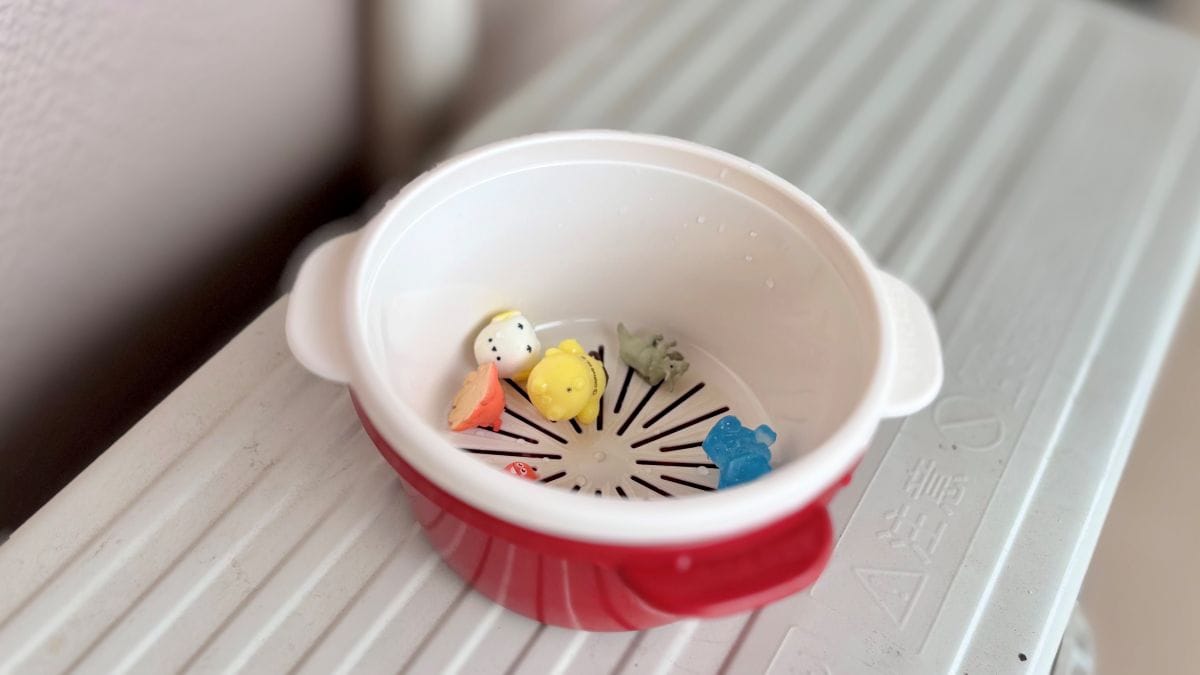 洗ったものが流れていかない! 100均の「電子レンジ調理器」が小物のまとめ洗い&水切りに大活躍