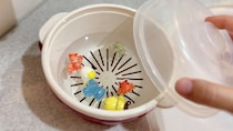 洗ったものが流れていかない！ 100均の「電子レンジ調理器」が小物のまとめ洗い＆水切りに大活躍