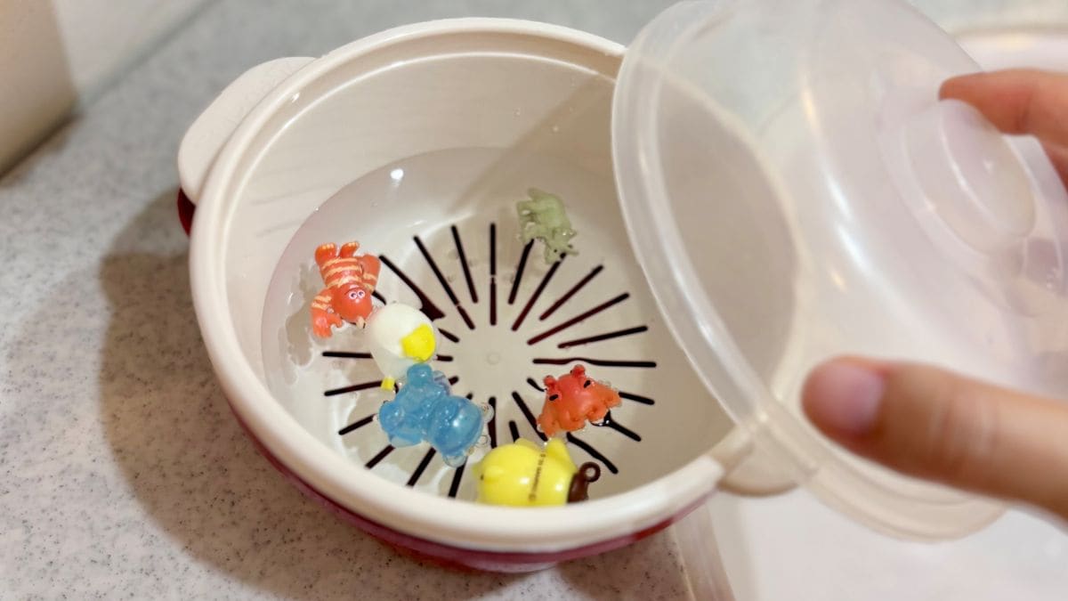 洗ったものが流れていかない! 100均の「電子レンジ調理器」が小物のまとめ洗い&水切りに大活躍