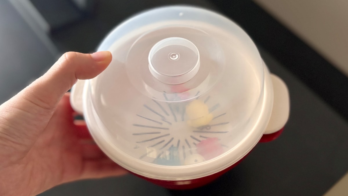洗ったものが流れていかない! 100均の「電子レンジ調理器」が小物のまとめ洗い&水切りに大活躍