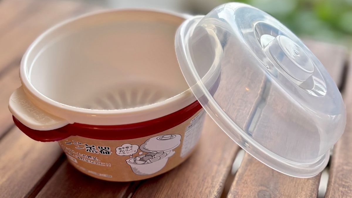 洗ったものが流れていかない! 100均の「電子レンジ調理器」が小物のまとめ洗い&水切りに大活躍