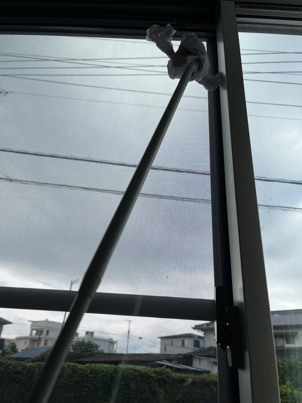 ホウキで取るより後片付けが楽！ダイソーの「突っ張り棒」で蜘蛛の巣を駆除する驚きのライフハック