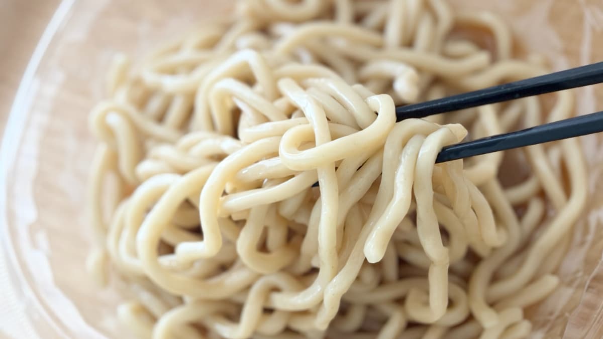 にんにくがガツンときいてパンチ抜群！【ファミマ】の冷しまぜそばって？