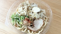 にんにくがガツンときいてパンチ抜群！【ファミマ】の冷しまぜそばって？
