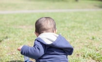 【保育士が警告】「その服はやめてー！」→子どものかわいい秋ファッションが、命の危険につながる理由