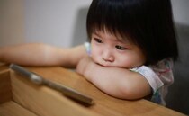 「ごはん食べたら動画ね」実はキケン！？→小児科医が解説！子の成長を妨げない、ネットとの付き合い方
