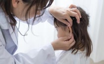 「赤ちゃんの耳掃除は不要です！」冬に増加する「中耳炎」のサイン＆耳ケアの注意点【助産師が解説】