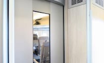 「ん…くっさ！？」新幹線のデッキ内にじわじわ異臭が→逃げ場がない！ニオイの正体…近くの小学生が！